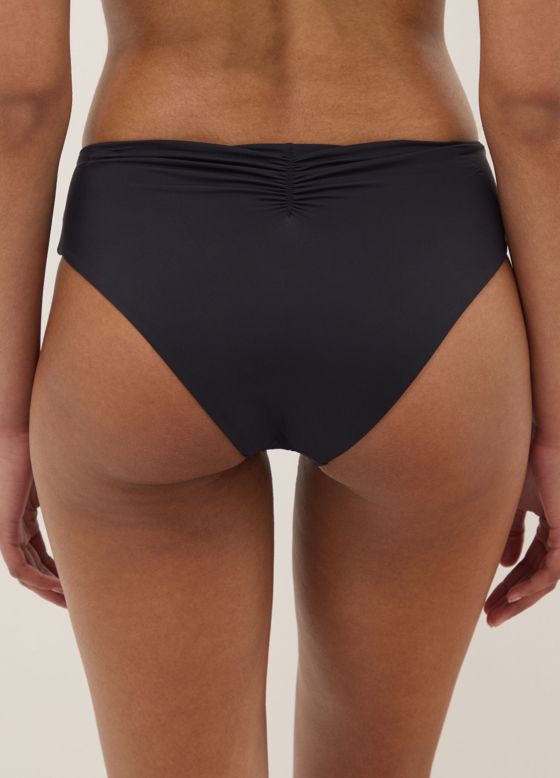 Slip da mare in tessuto elasticizzato nero con ricami