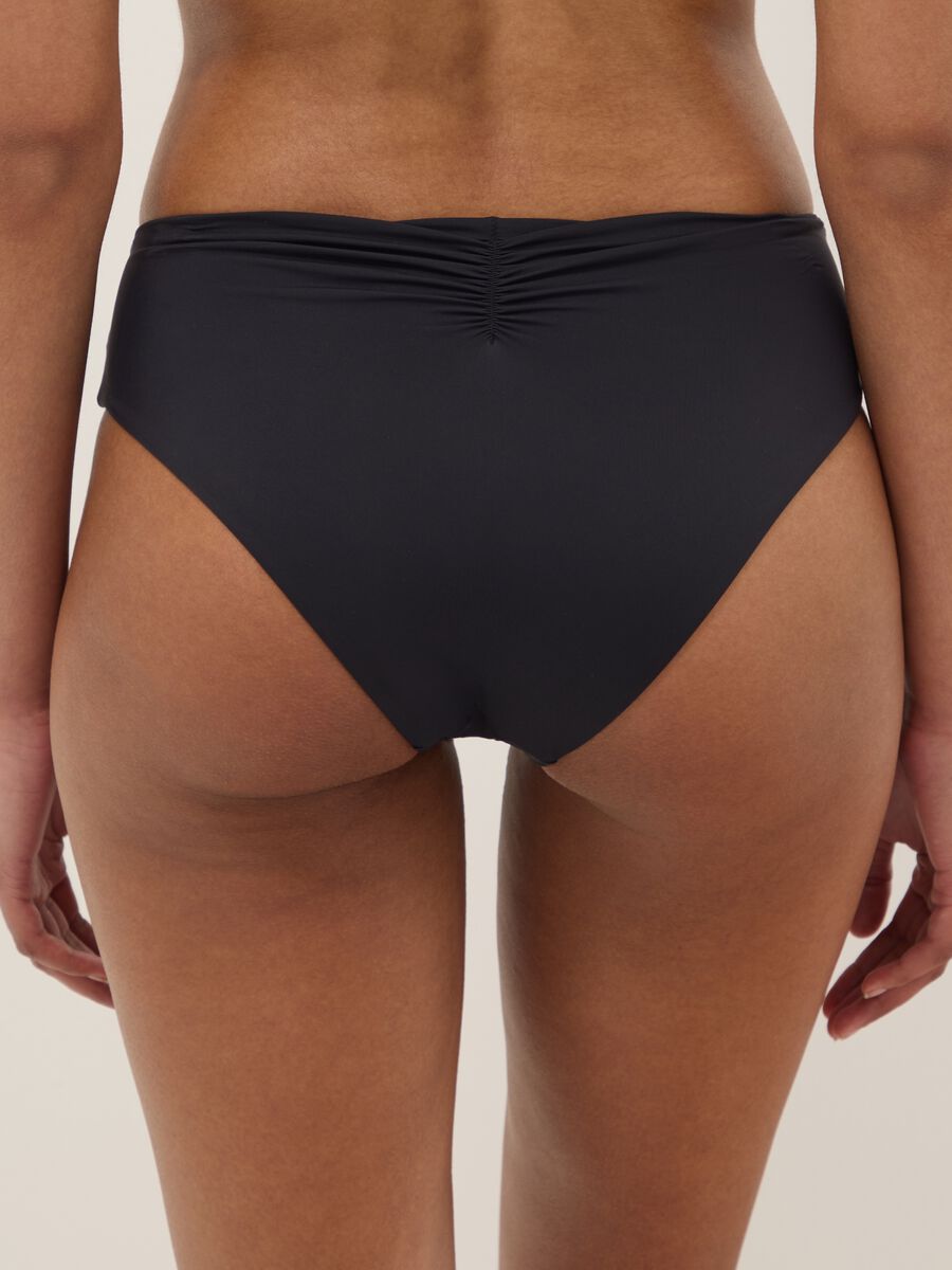 Slip da mare in tessuto elasticizzato nero con ricami_2