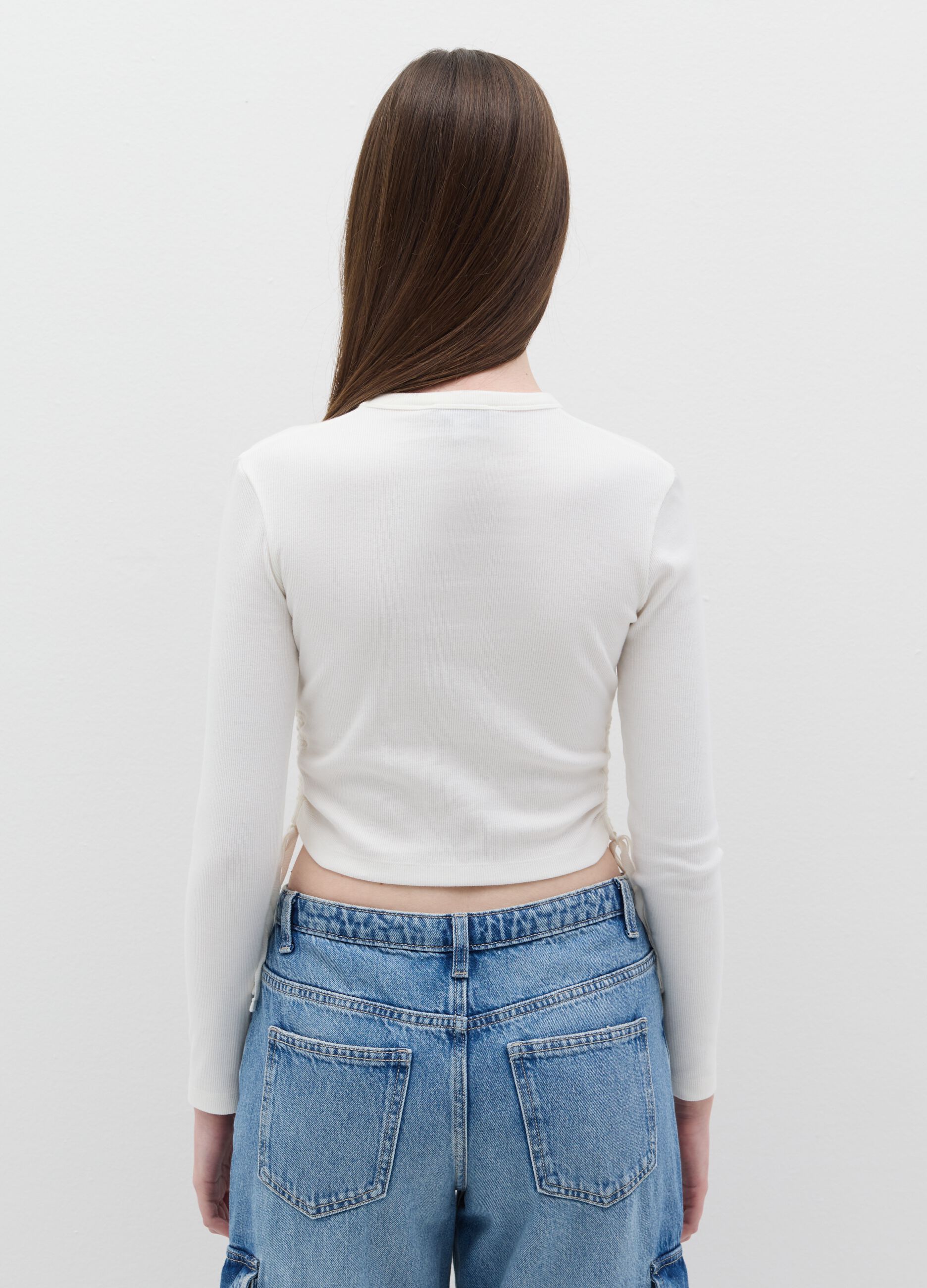 T-shirt crop con laccetti