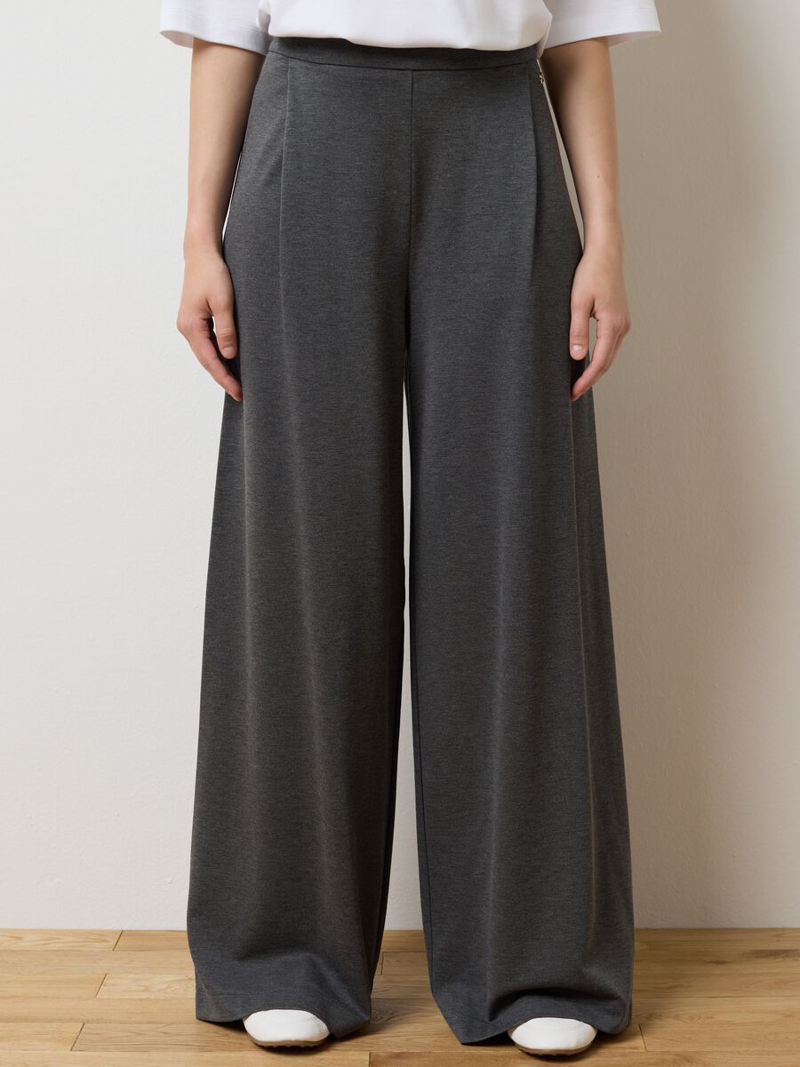 Pantaloni grigi a palazzo_1