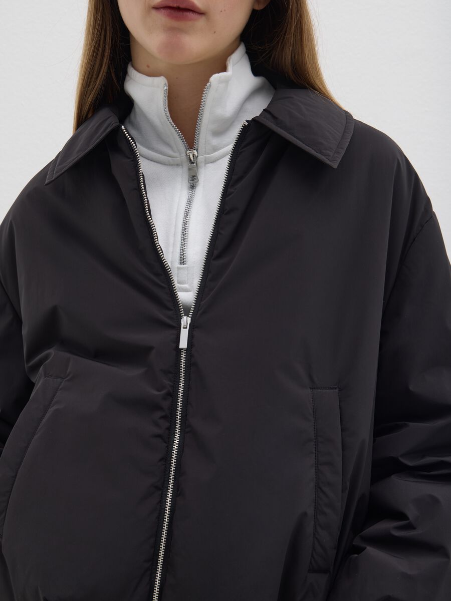 Giacca nera imbottita regular fit e zip_3