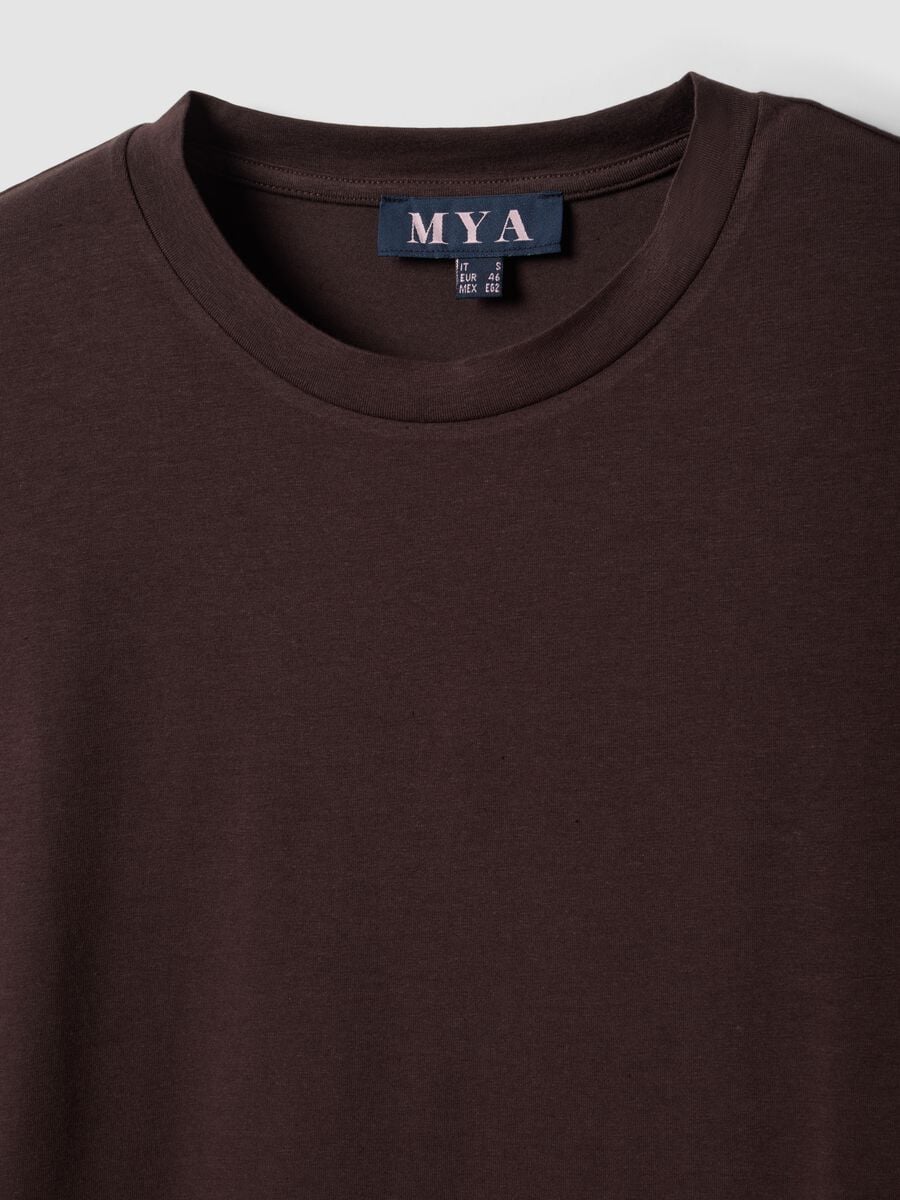 T-shirt girocollo marrone in misto cotone e modal elasticizzato regular fit_6