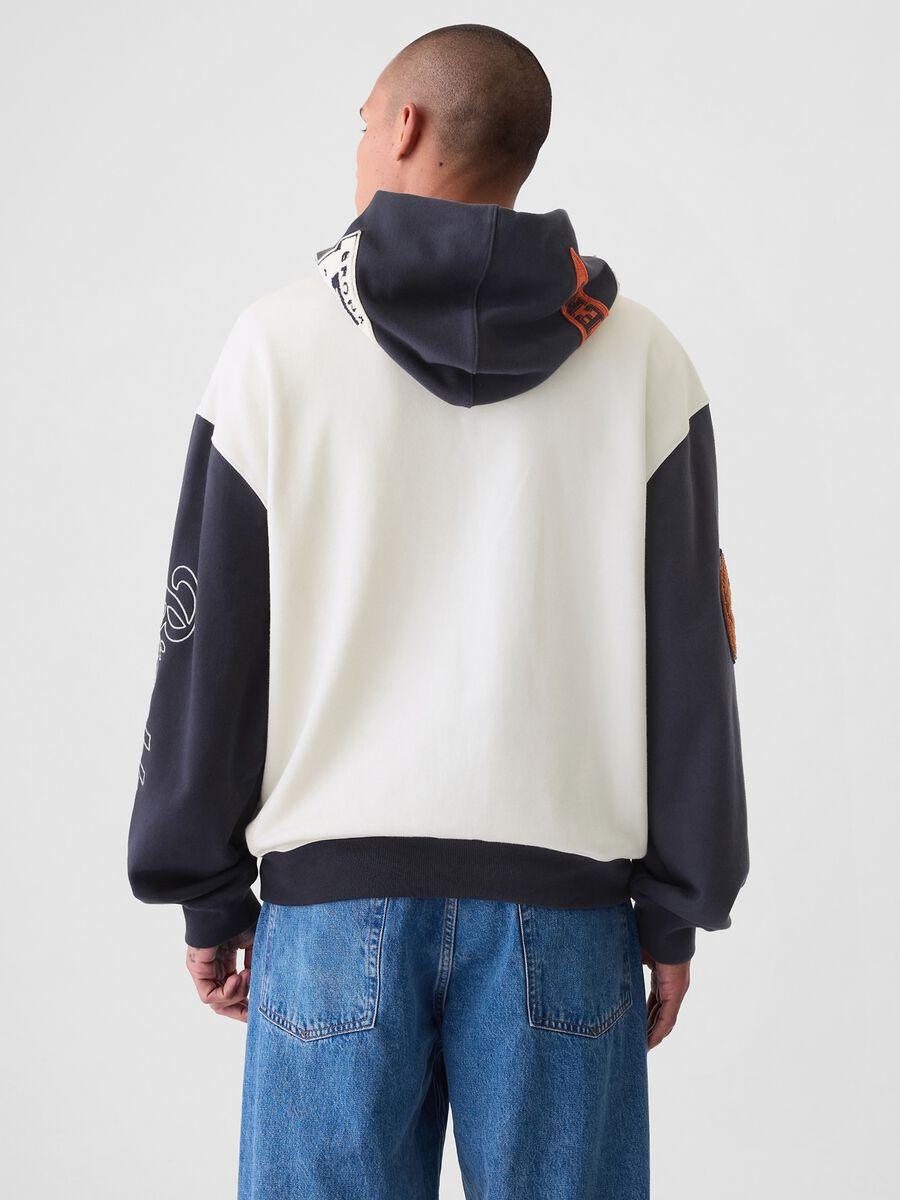 Colourblock sweatshirt with basketball motif and hood_2
