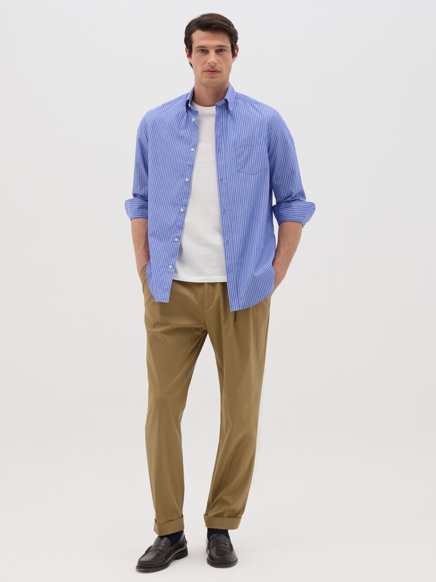 Men’s trousers in brown stretch cotton with carrot fit_0