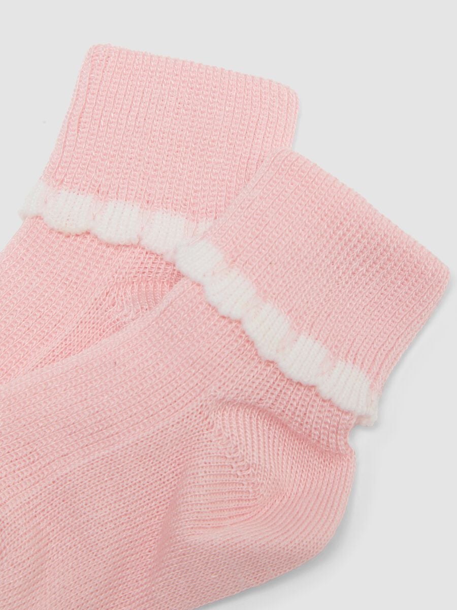 Bipack di calze corte rosa e bianco con bordo volant per neonata_1