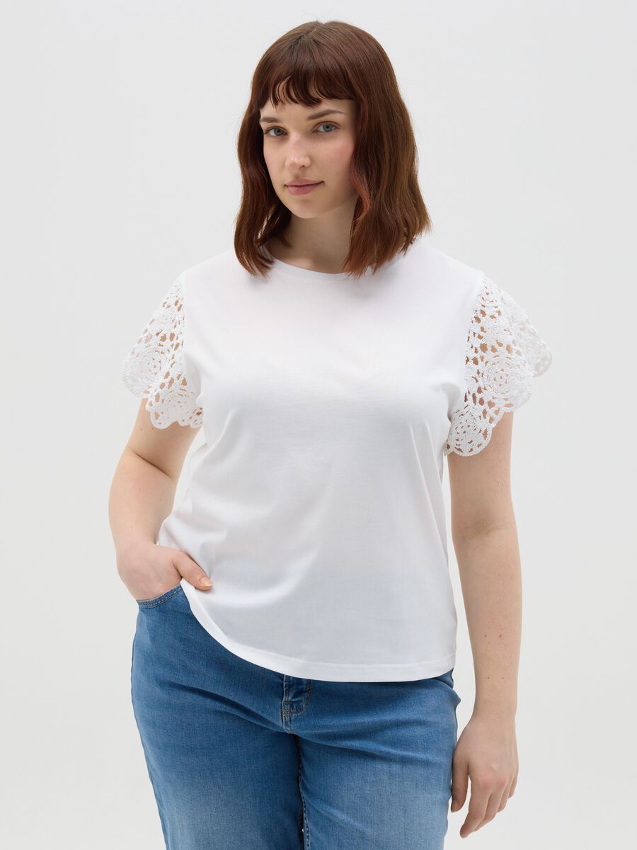 Curvy white T-shirt with crochet sleeves_0