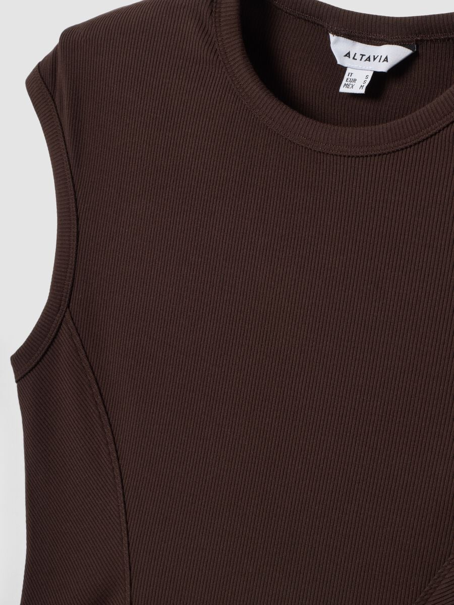 Top marrone in modal elasticizzato a coste con girocollo_5