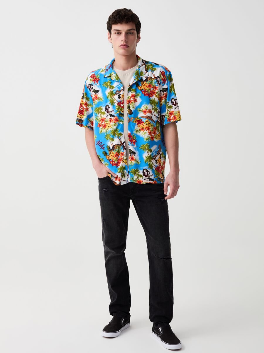 Short-sleeved shirt with Hawaiian print_0