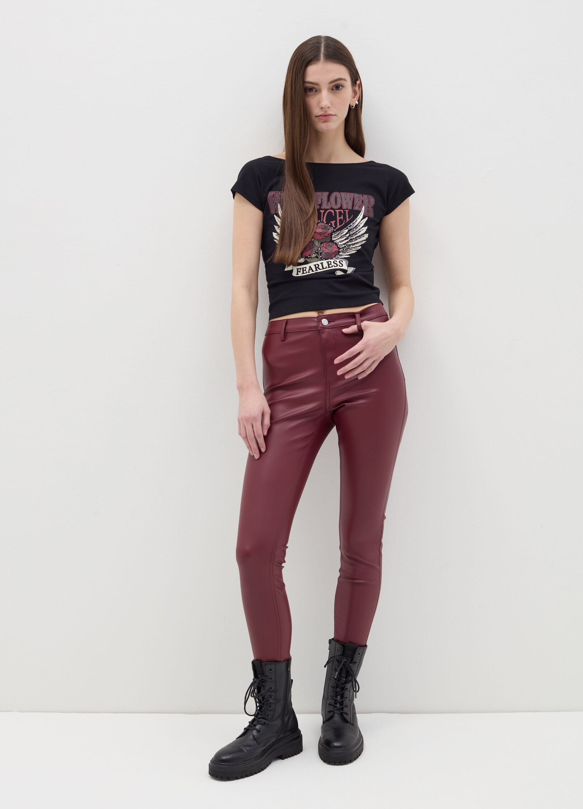 T-shirt with print and bare back