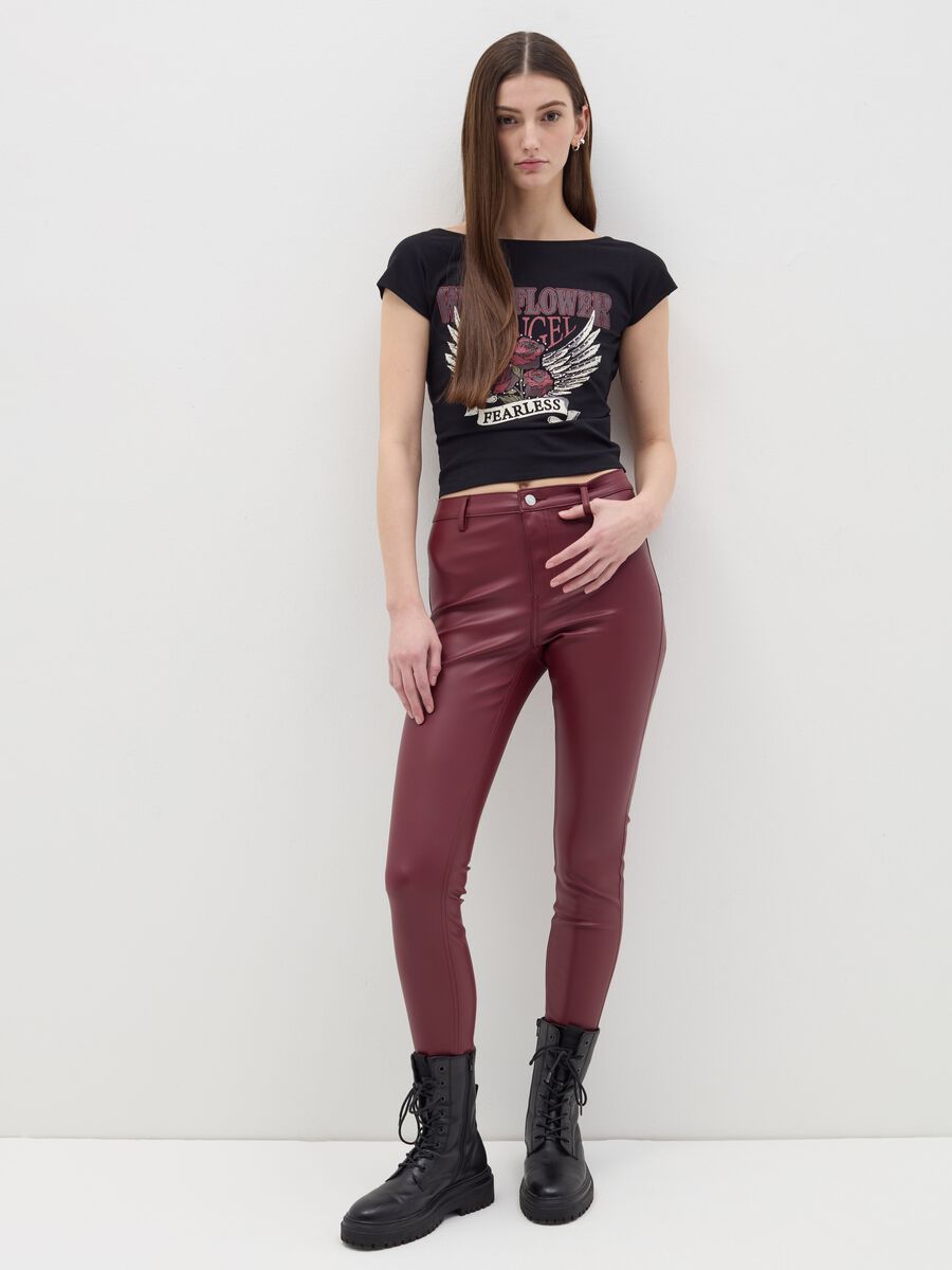 T-shirt with print and bare back_1