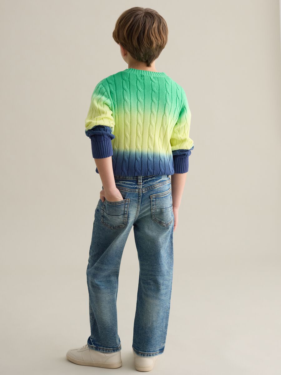 Regular-fit jeans with five pockets and abrasions_3