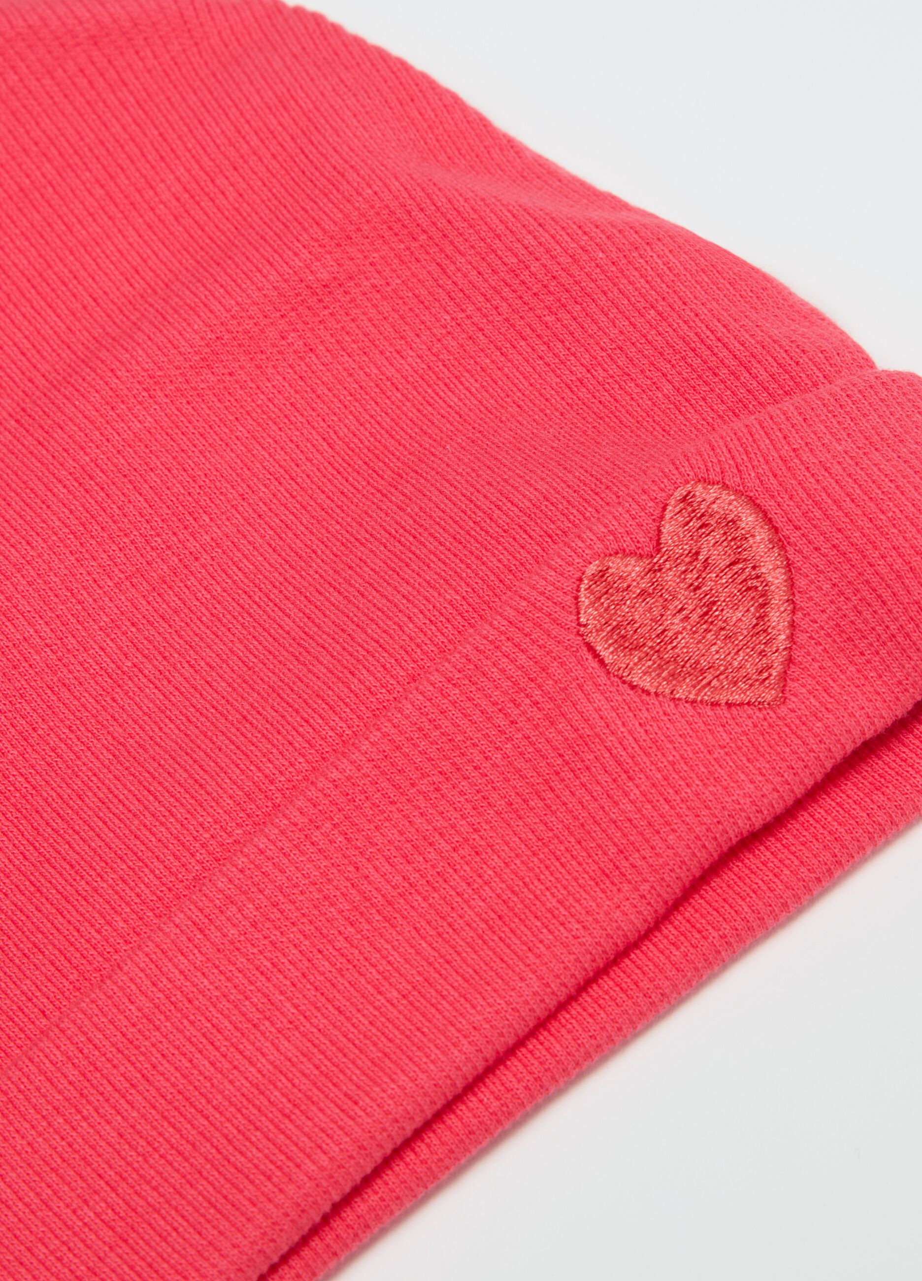 Berretto in maglia con orecchie e ricamo cuore 