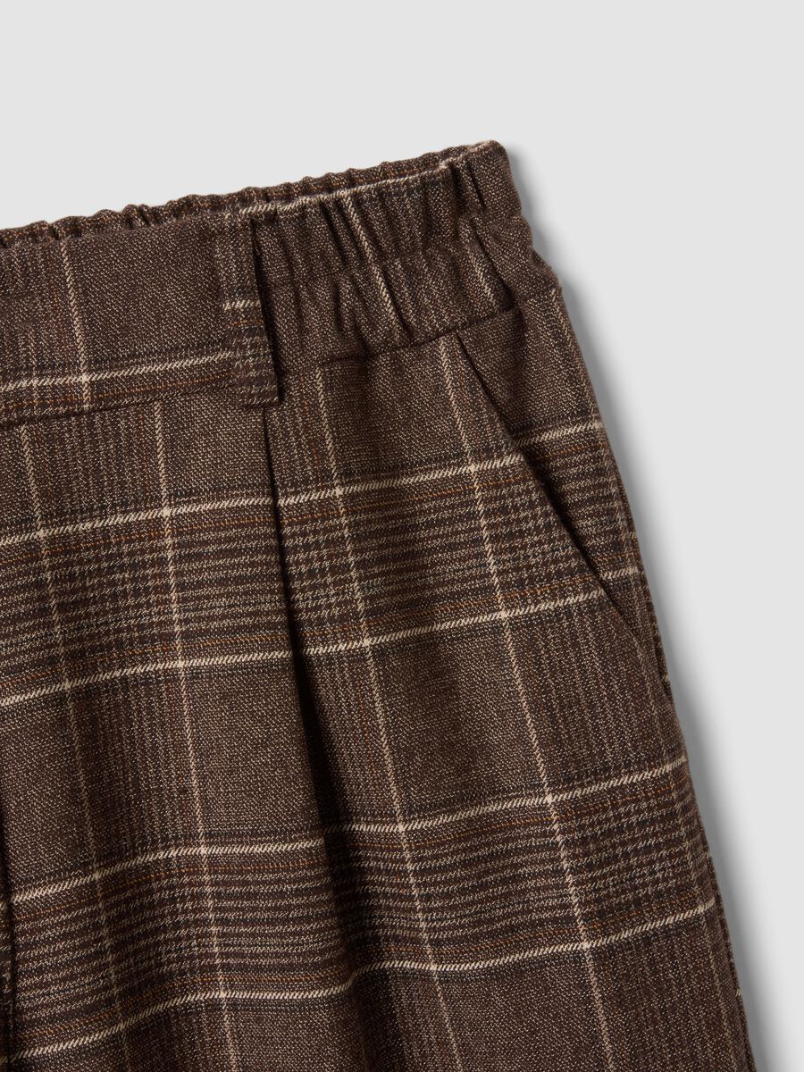 Pantaloni marroni a quadri in misto viscosa elasticizzata regular fit_1