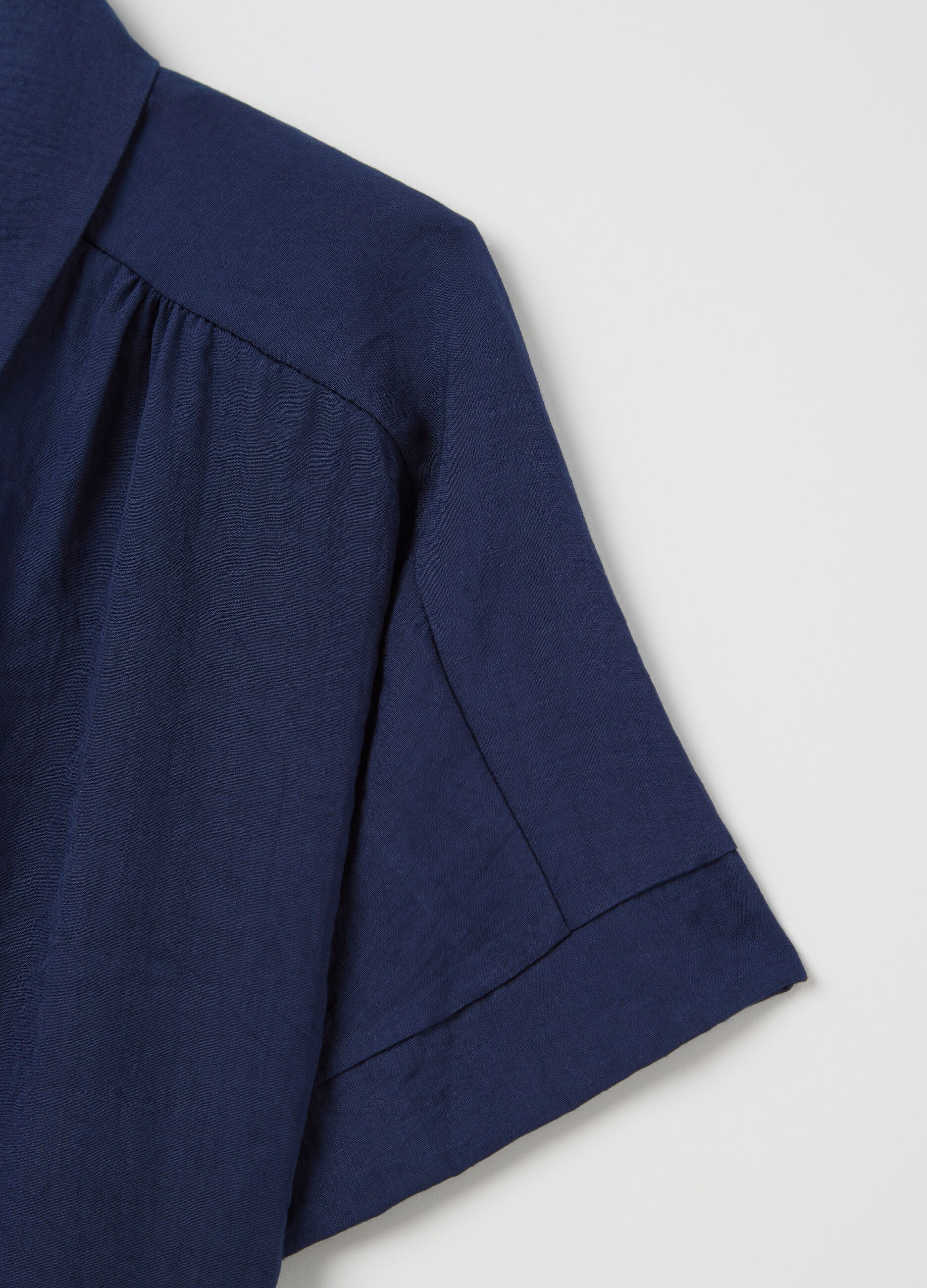 Blue shirt with knot and short sleeves