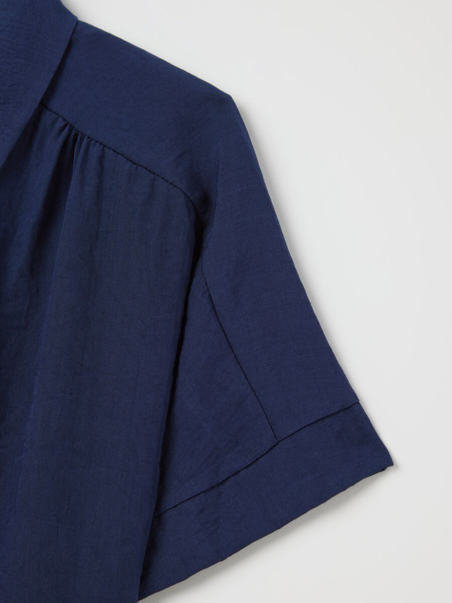 Blue shirt with knot and short sleeves_5