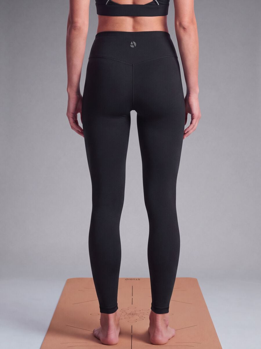 Leggings neri in tessuto elasticizzato a vita alta_3