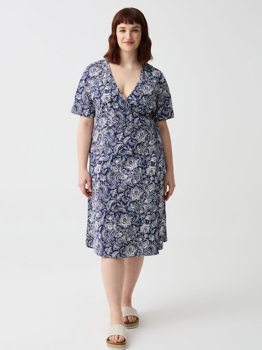 Curvy short wraparound dress with paisley print_0