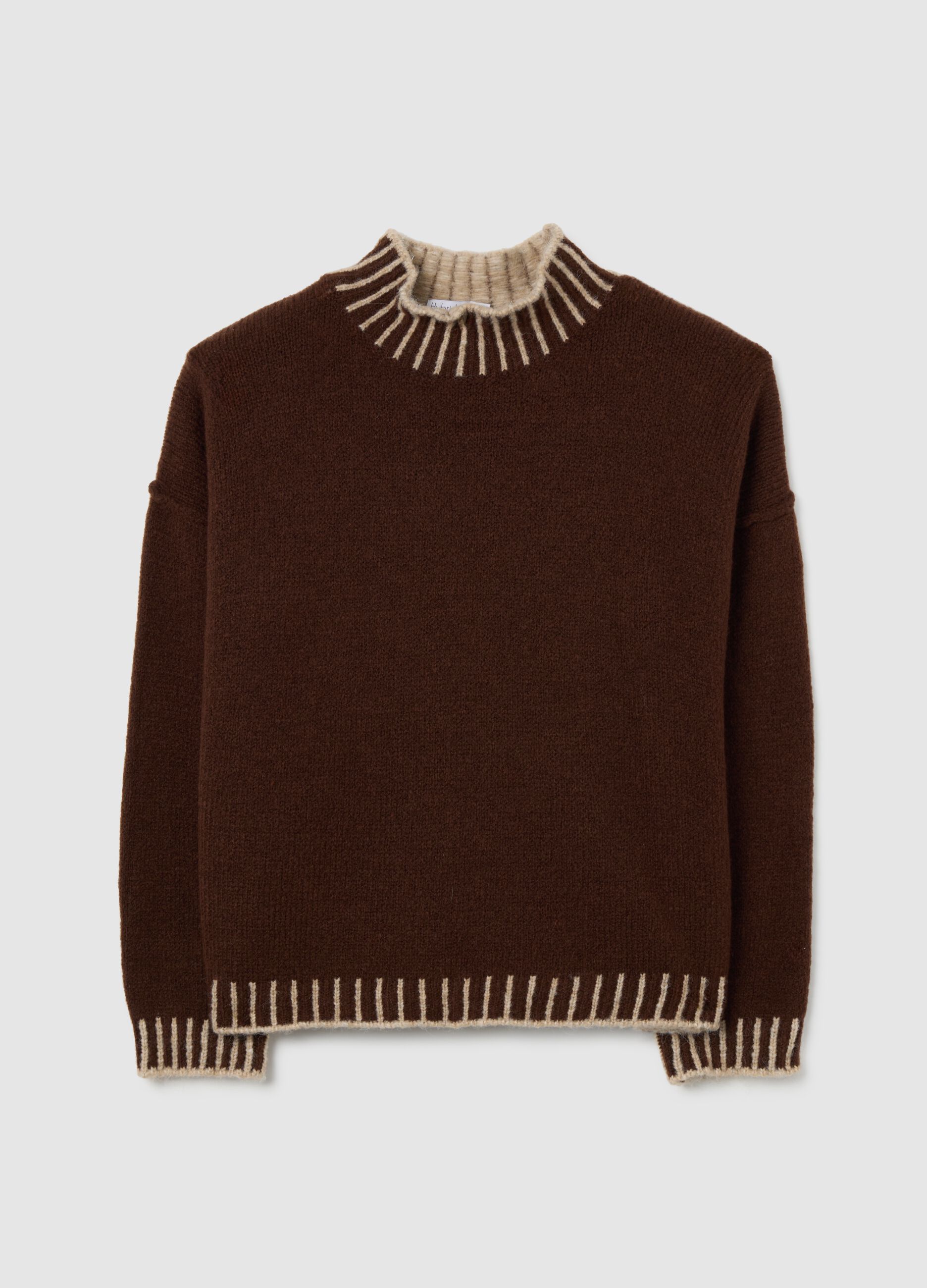 Maglione marrone con collo alto e bordi a contrasto