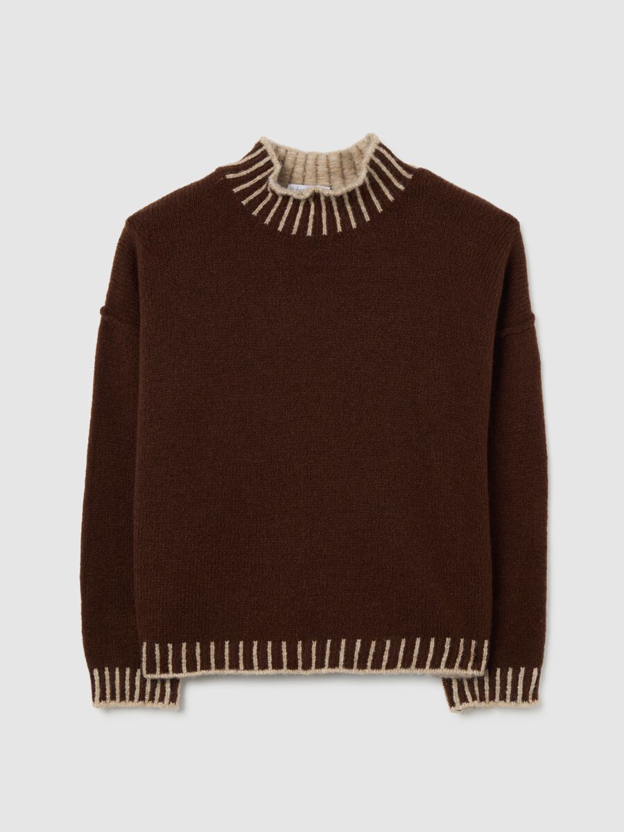 Maglione marrone con collo alto e bordi a contrasto_0