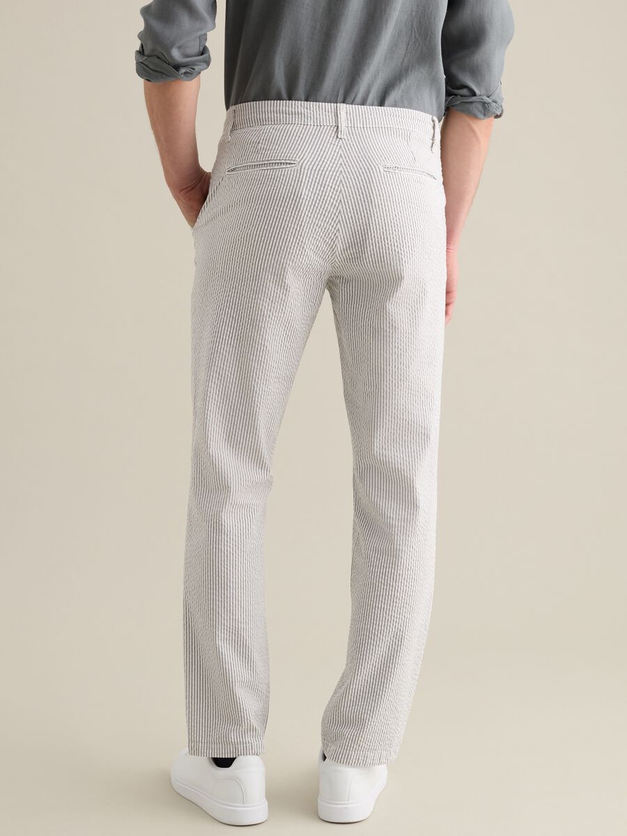 Seersucker chino trousers with white and grey stripes_3