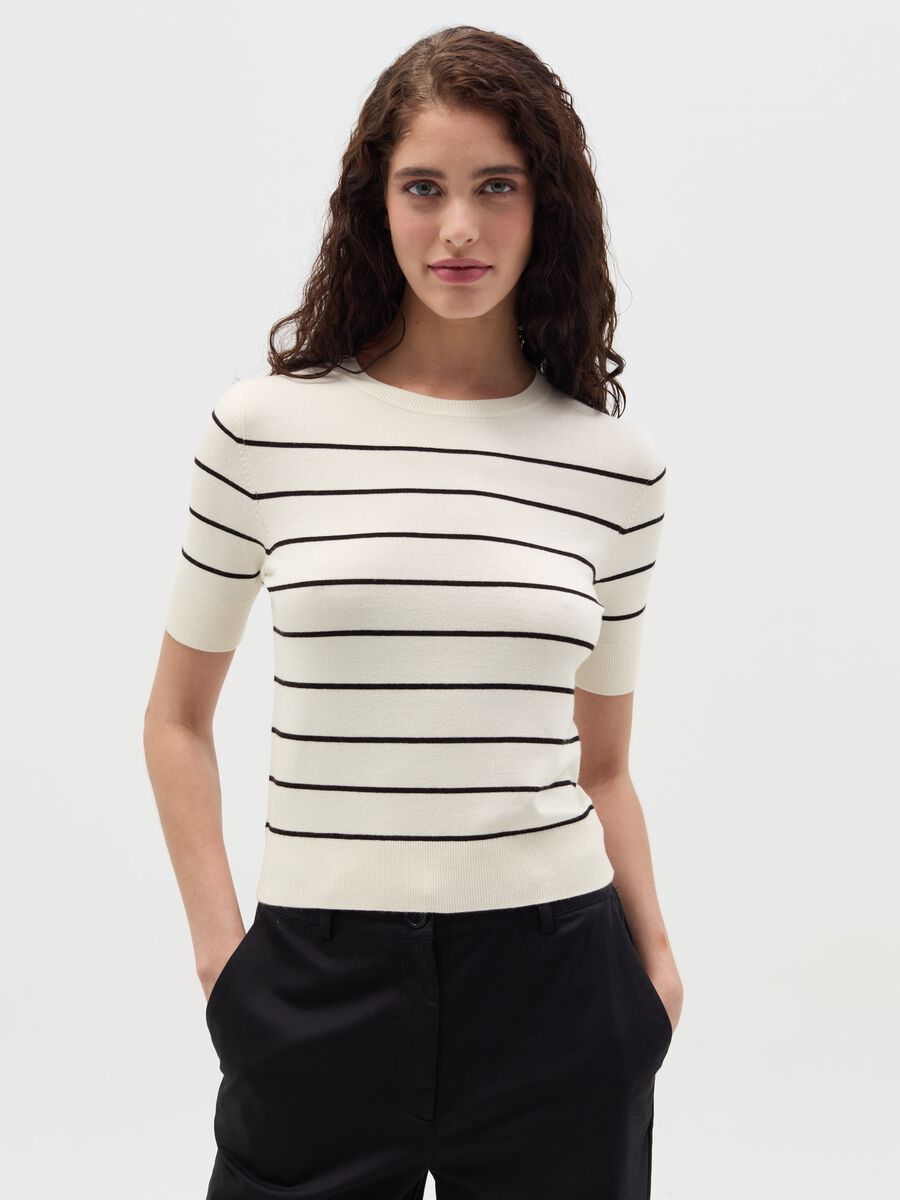 Short-sleeved top with striped design_0