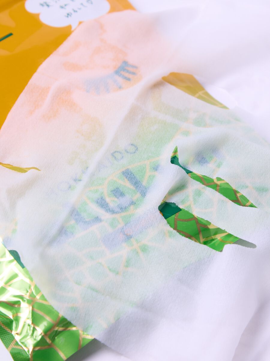 Top quality fabric mask with hydrating melon seed oil from the Japanese region of Hokkaido. The pack contains 7 fabric masks. Perfect for daily use._2
