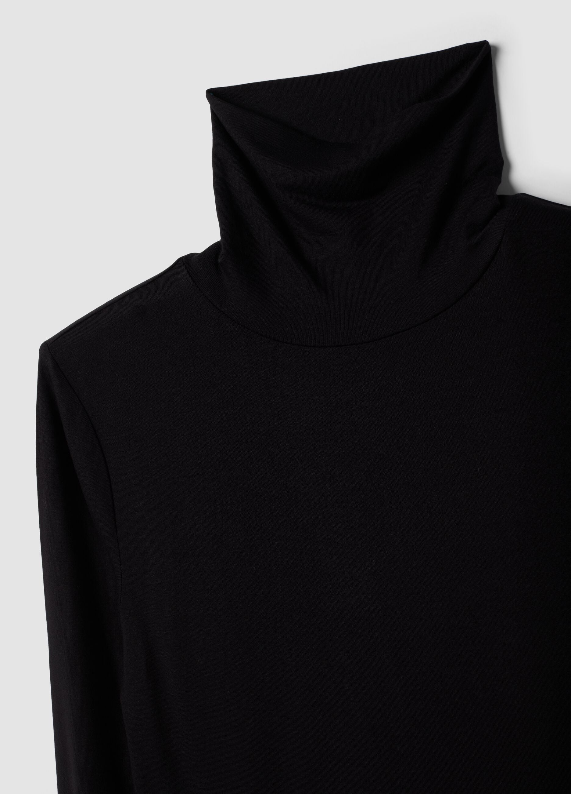 Black stretch viscose top with raised neckline, regular fit