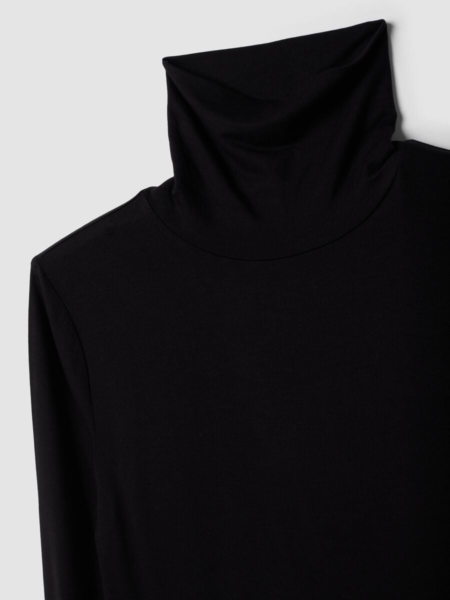 Maglia nera in viscosa elasticizzata con colletto rialzato regular fit_5