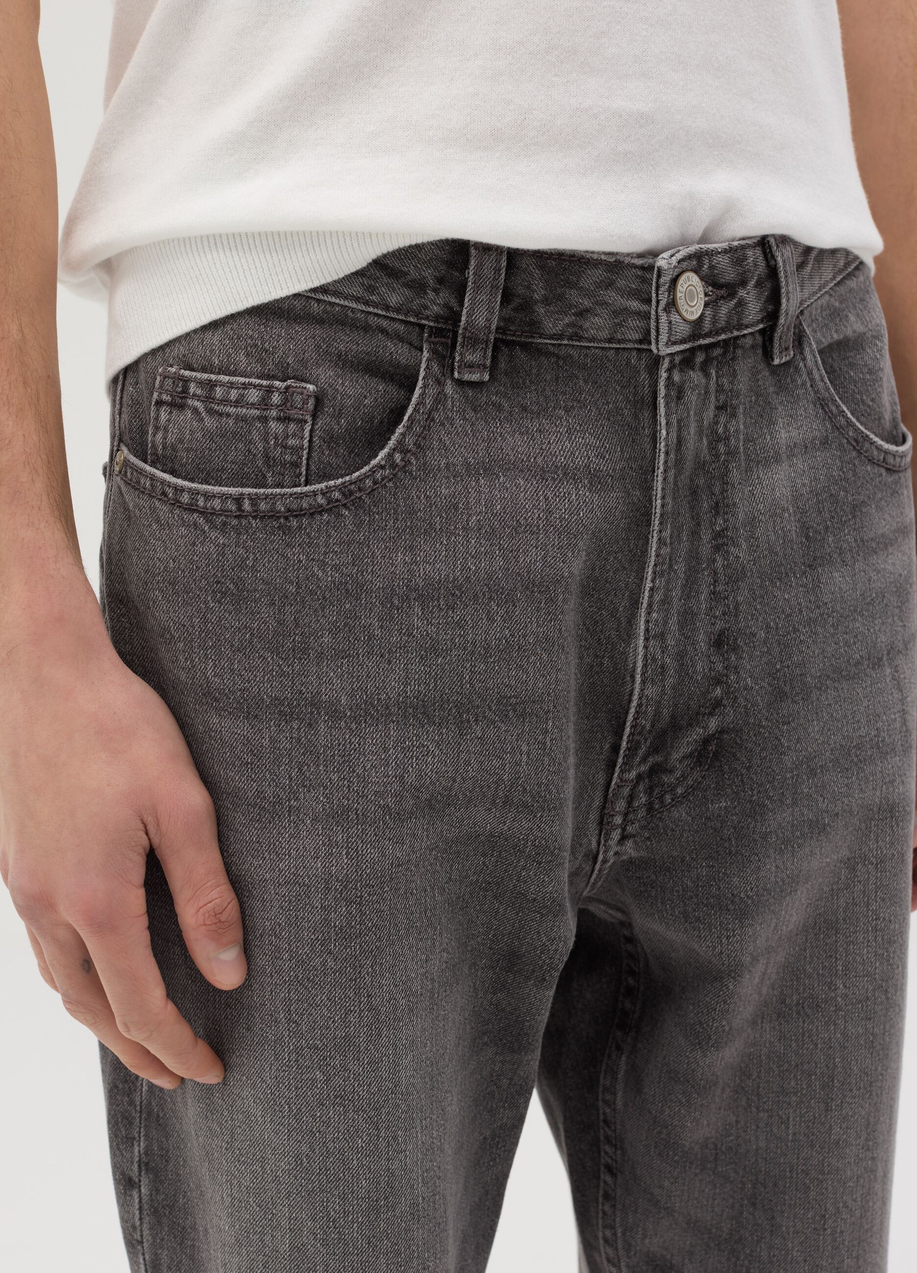 Jeans regular tapered fit con scoloriture