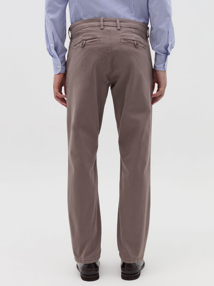 Regular-fit chino trousers in stretch cotton_3