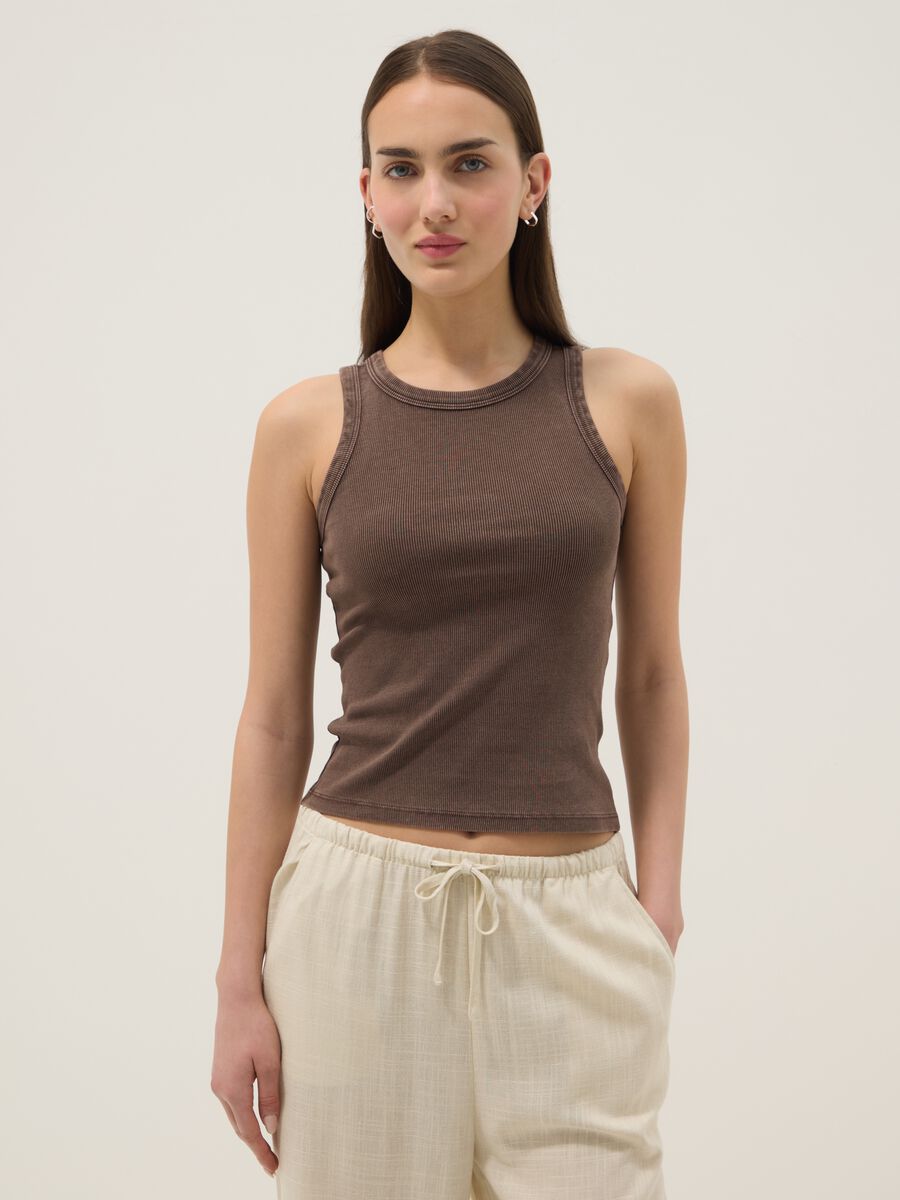 Tank top fitted marrone in cotone elasticizzato a costine_1