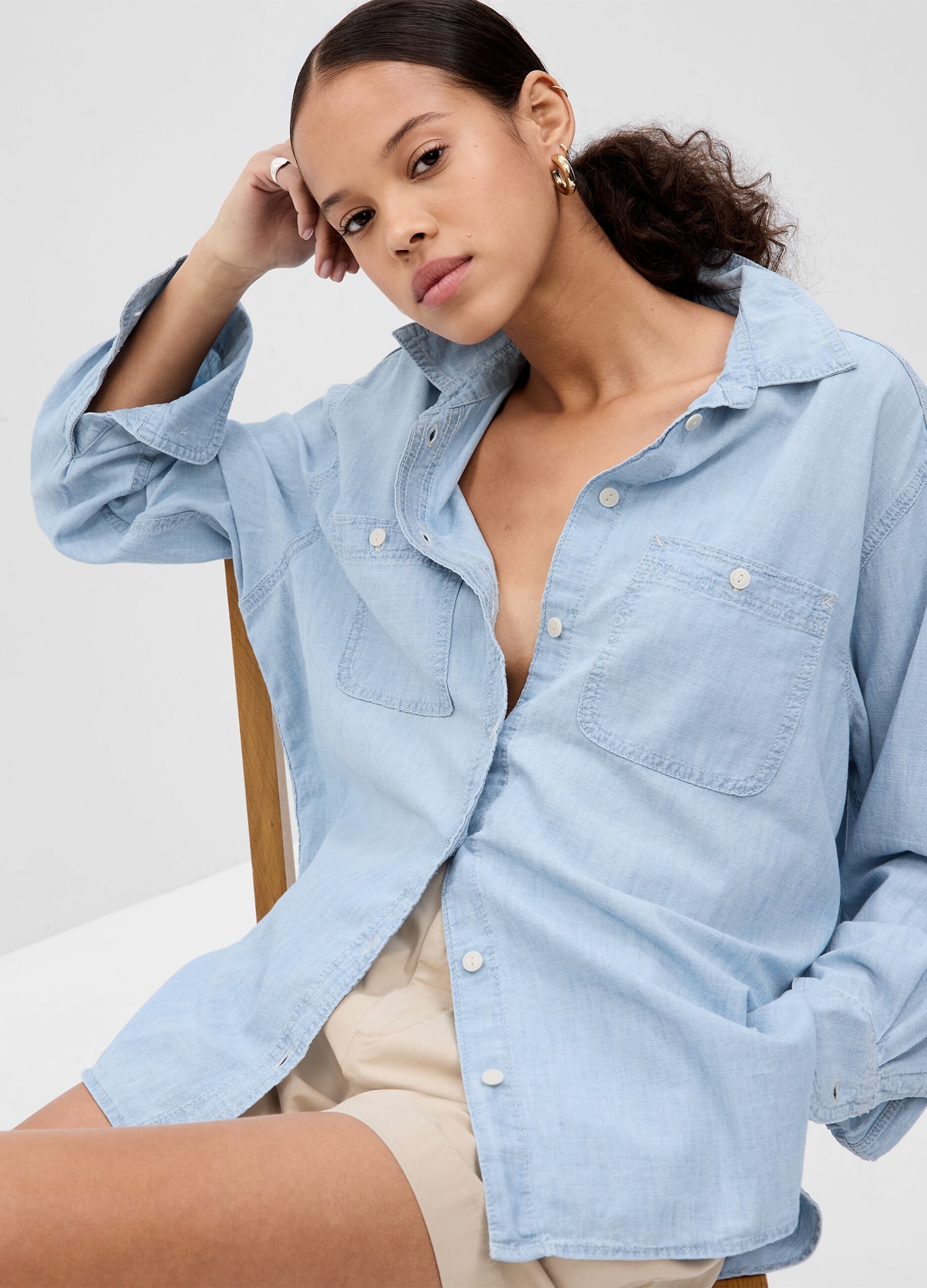 Oversized shirt in denim with pockets