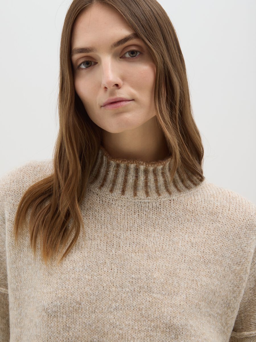 Beige sweater with high neck and contrasting edges_3
