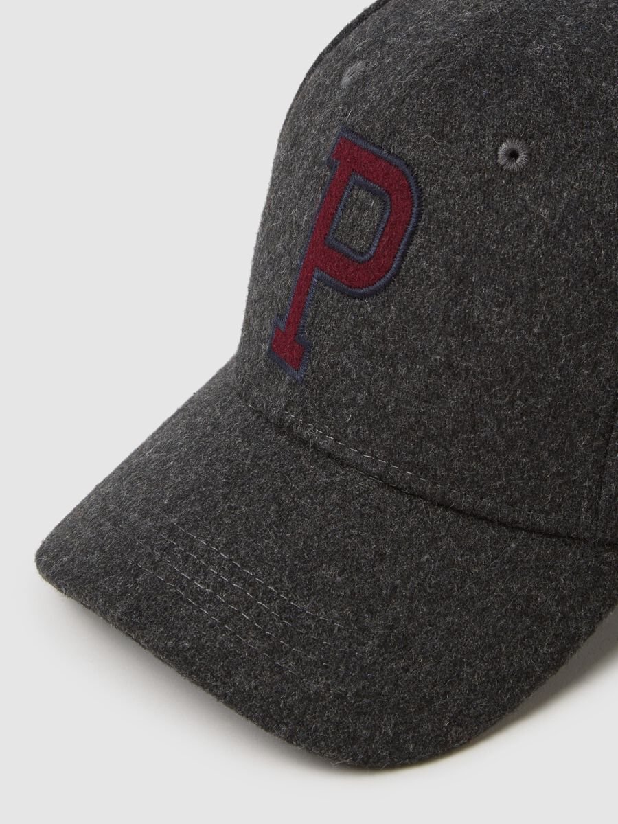 Cappello grigio con lettera ricamata_1