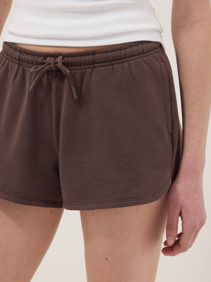 Regular-fit brown cotton-blend shorts with drawstring_3