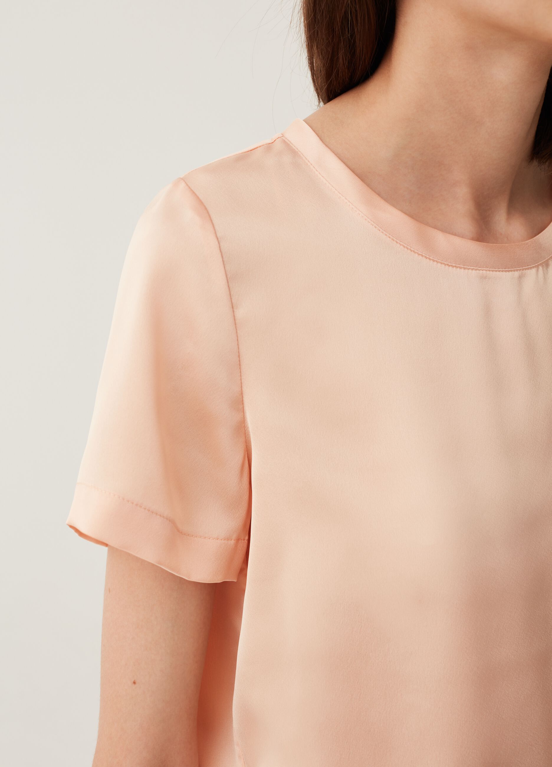 Blusa in satin a maniche corte_3