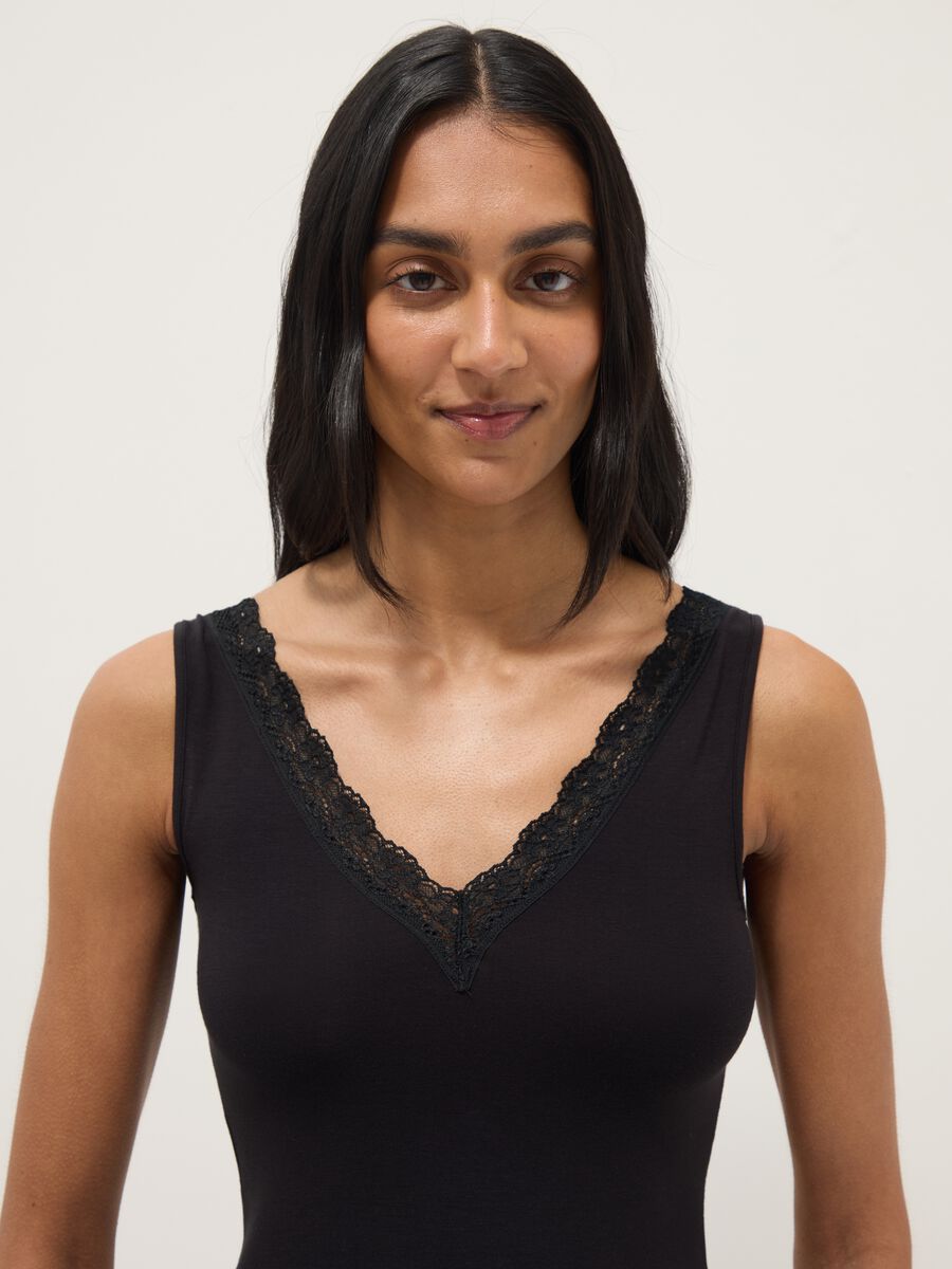 Canotta in viscosa elasticizzata nera regular fit deep V con pizzo_1