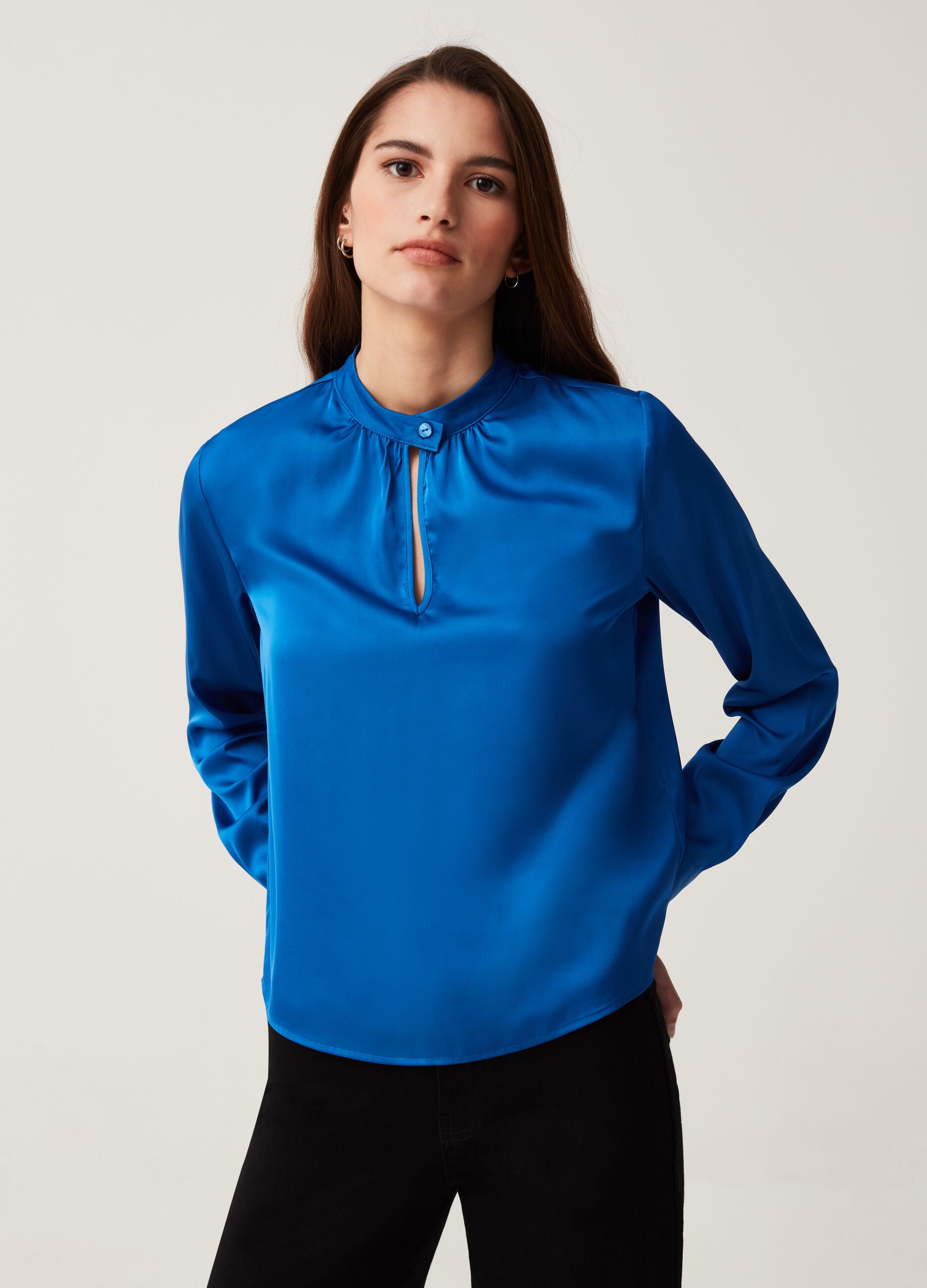 Blusa in satin con bottone al collo_0