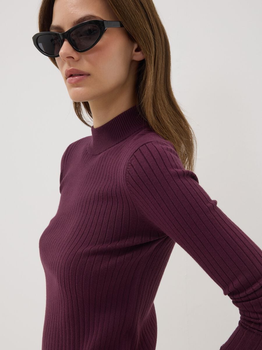 Maglia viola in misto viscosa a costine con Collo rialzato_0