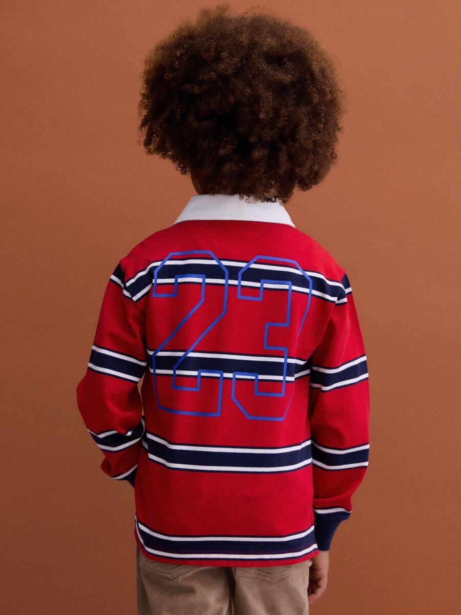 Polo rugby rossa in puro cotone a righe regular fit per bambino_2