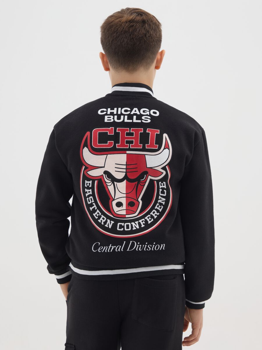 Black cotton blend kids' regular fit hoodie with Chicago Bulls logo_1