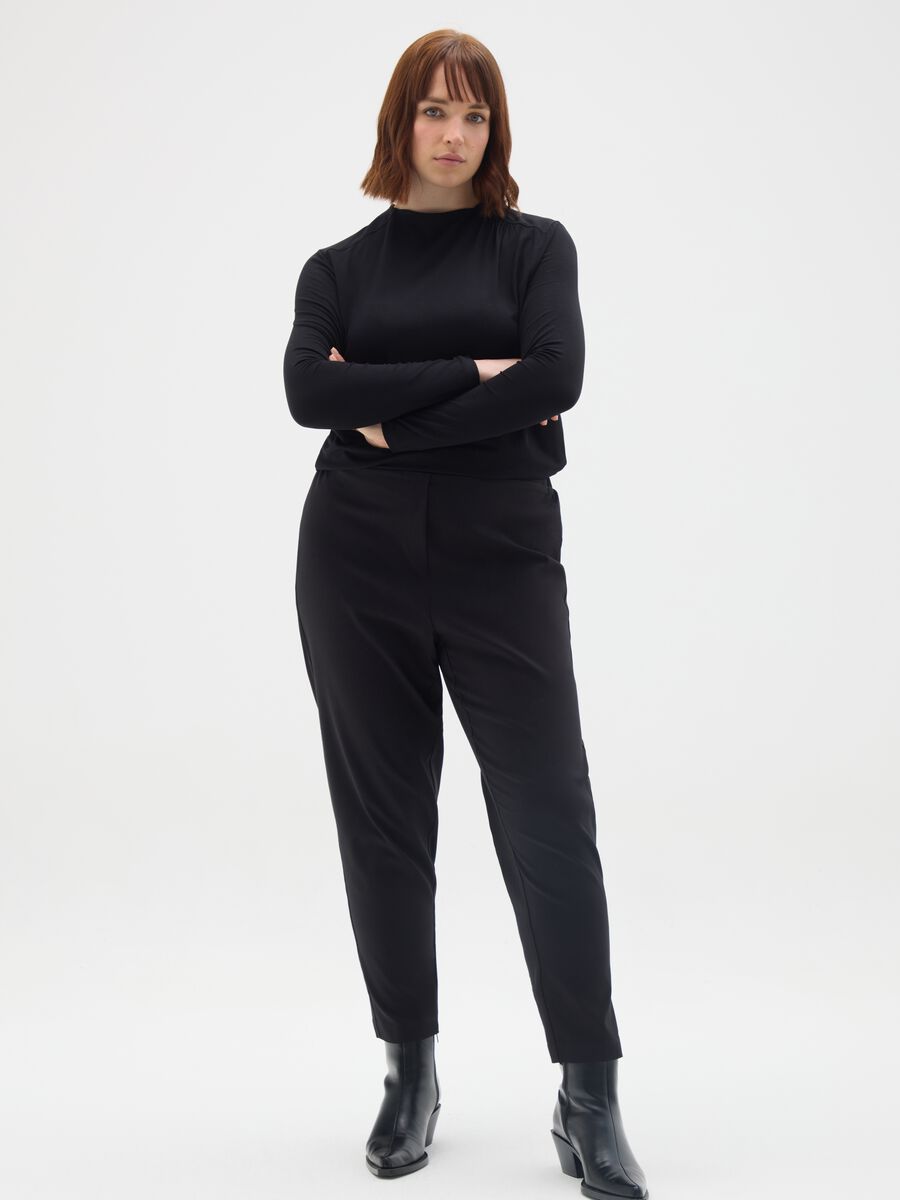 Maglia nera a maniche lunghe con collo a lupetto_1