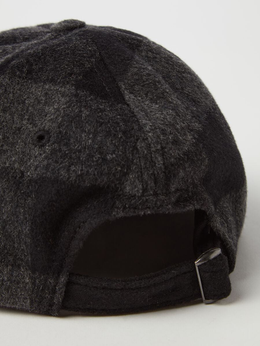Baseball cap with check pattern_2