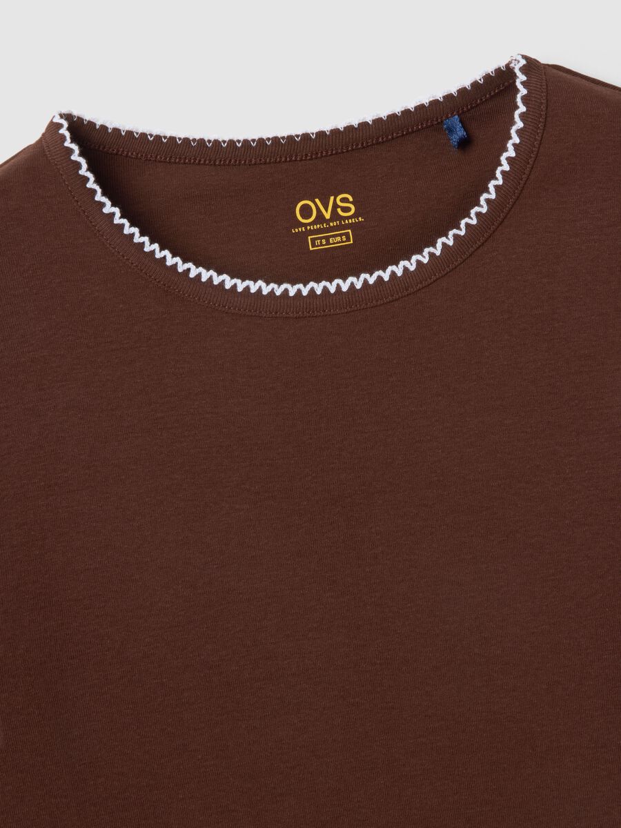 T-shirt in puro cotone marrone  regular fit con cucitura a contrasto_5