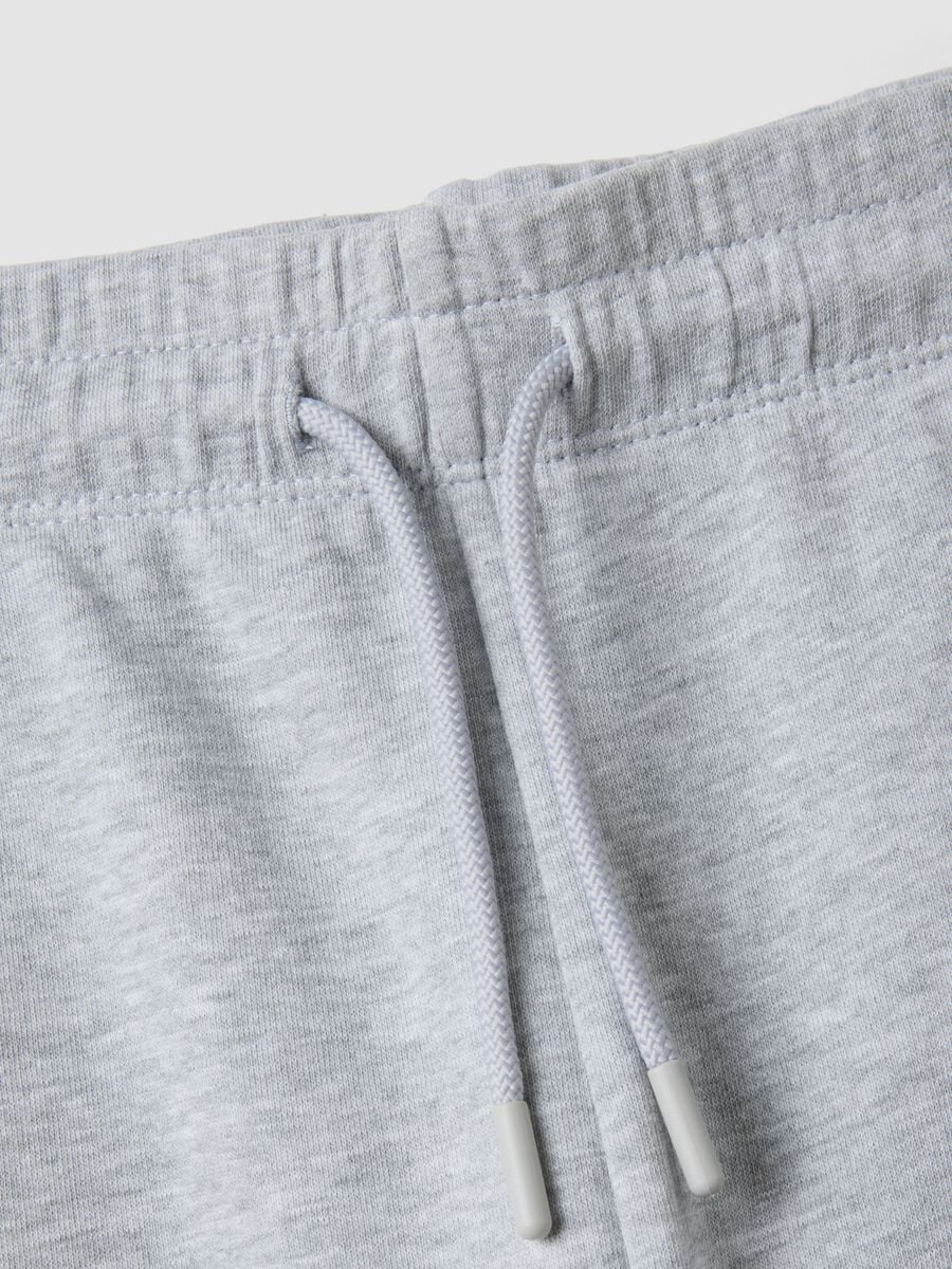 Jogger grigi in puro cotone con stampa college per ragazzo_5