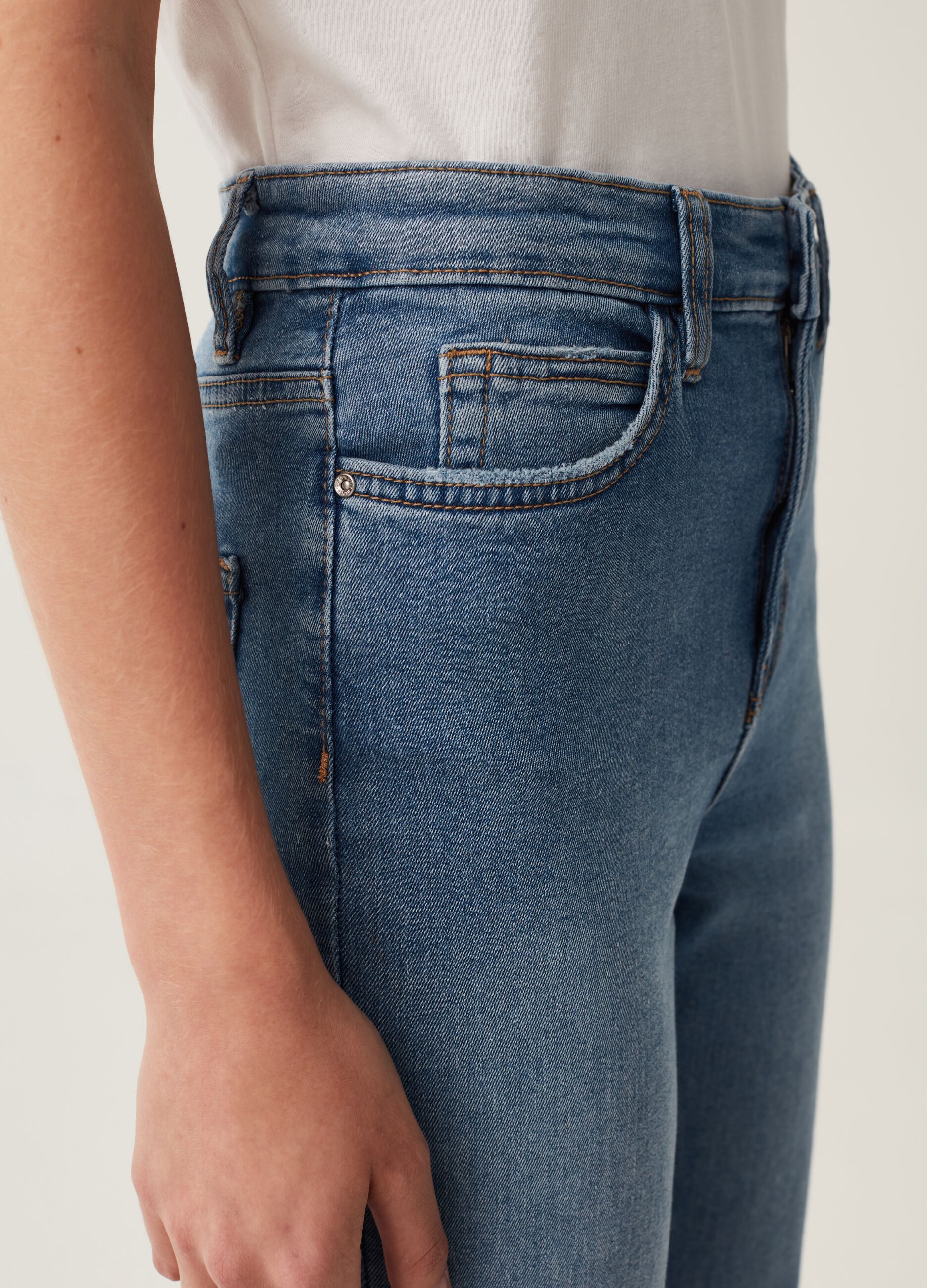 Jeans flare fit a vita alta con scoloriture_3