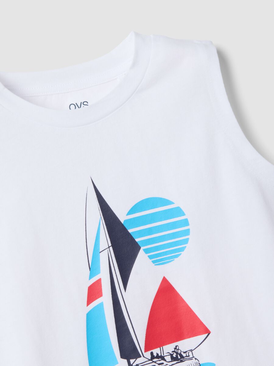 Canotta bianca in puro cotone da bambino con stampa barca a vela_2