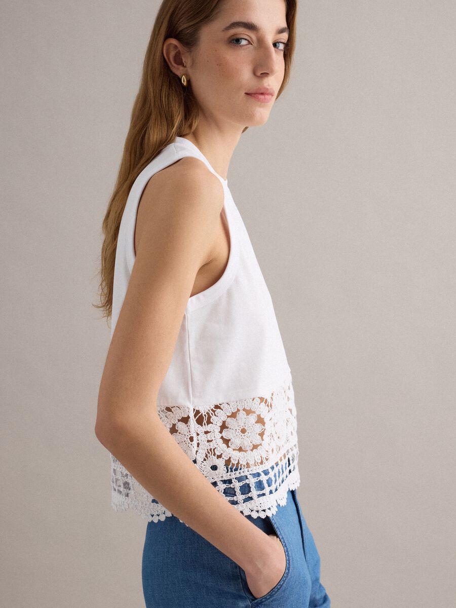 White cotton-blend vest top with lace detailing_0