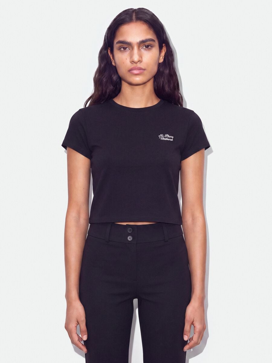 T-shirt crop nera in puro cotone a girocollo con stampa_0