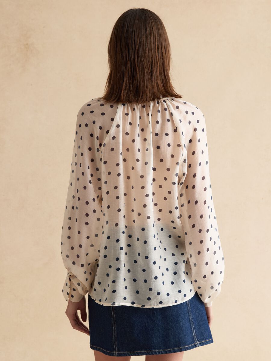 White shirt with black polka dots in lyocell blend regular fit_4